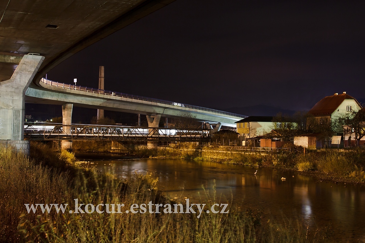 noční Čadca - pohled na železniční most a silniční nadjezd ..